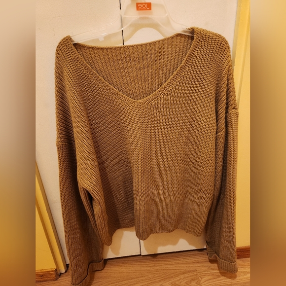 Large tan sweater from Shein - Picture 1 of 3